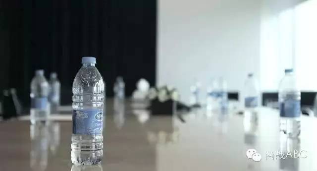 最成功的礦泉水包裝營(yíng)銷：只賣半瓶水，銷量卻提高652%